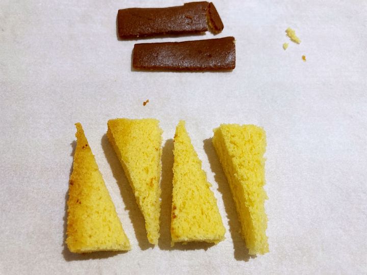 カステラ1切れを切ったところ