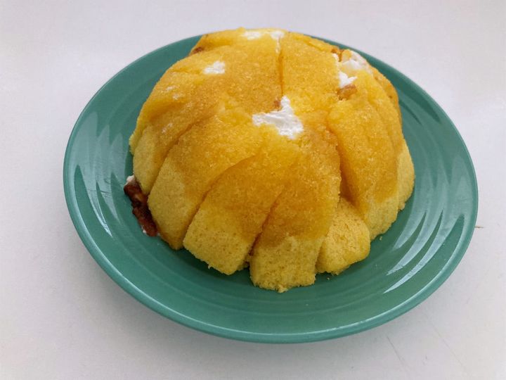 型から出したカステラヨーグルトケーキ