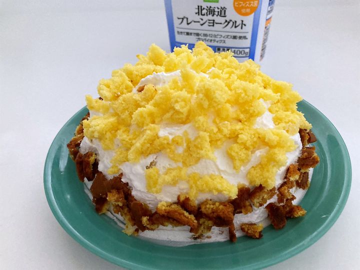 ちぎったカステラを付けてデコレーションしたところ