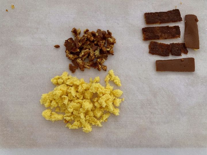 残ったカステラをちぎっておく