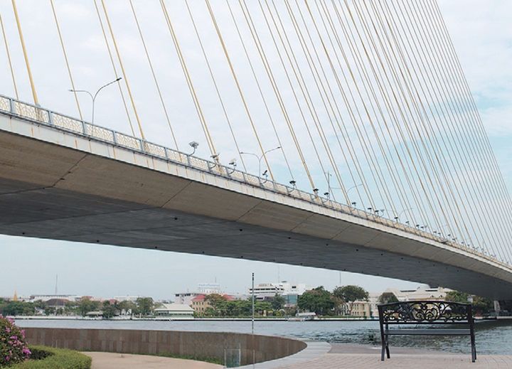 バンコク中心部から車で約30分の距離にあるこの橋は、数々のタイドラマのロケ地としても超有名スポット。