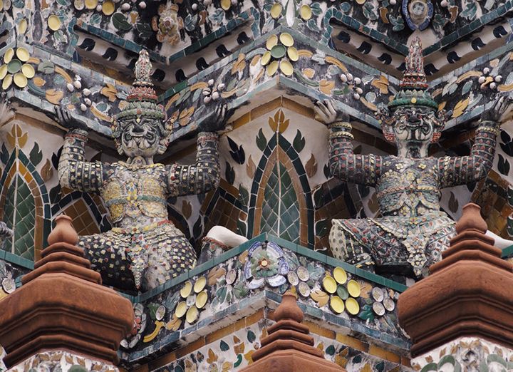 昼と夜で異なる表情が楽しめるバンコク三大寺院のひとつ。