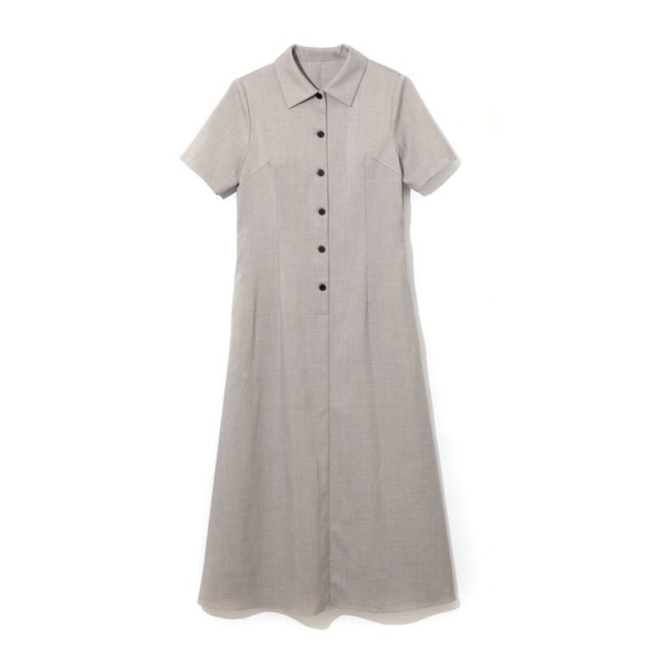 ほどよく広がるきれいなフレアシルエットがきれい。清楚でクラシカルな雰囲気が魅力的。9020円（イディット／フェリシモ）