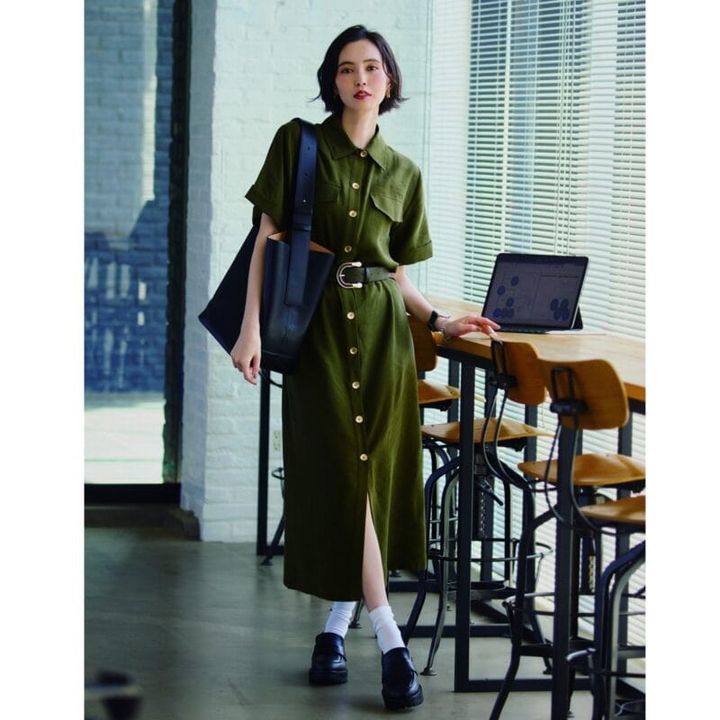 落ち着いた輝きの金色ボタンが上品。ベルト付きワンピース9990円（ザラ／ザラ カスタマーサービス） バッグ2万4200円（アンドミューク／アマン） ローファー3万5200円（銀座かねまつ／銀座かねまつ6丁目本店） ピアス3080円（デイジールイス） ブレスレット9万7900円（オーキ） 左手のリング［人差し指］2万8600円、［中指］7万6000円（ともにケイル／すべてロードス） 時計2万7500円（スウォッチ／スウォッチ グループ ジャパン） 靴下※スタイリスト私物