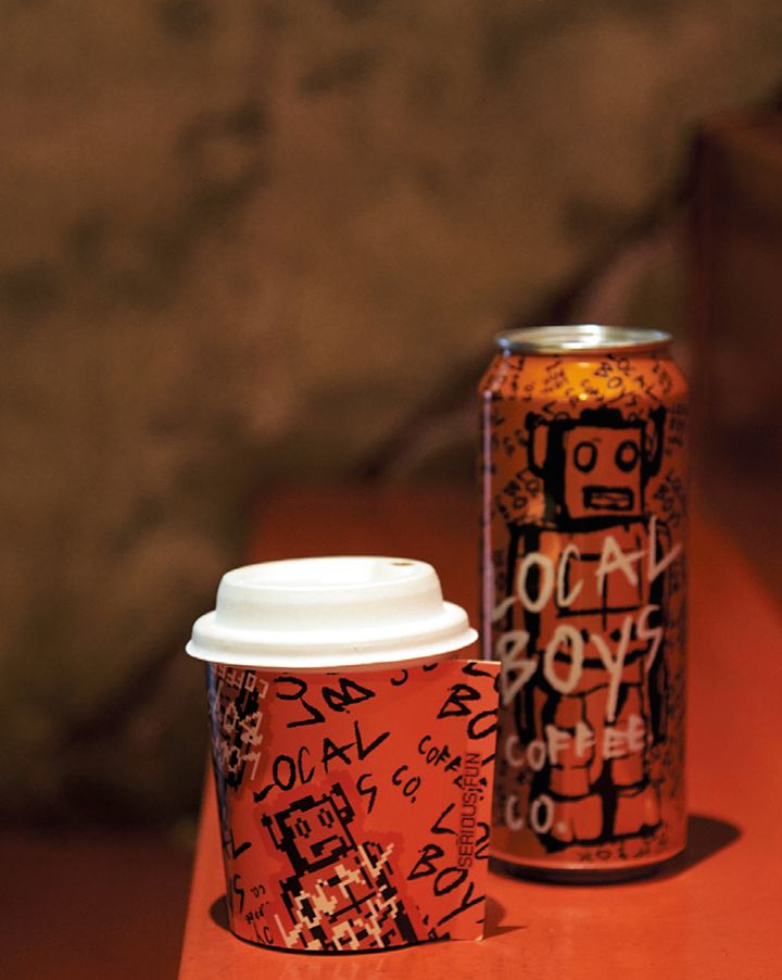 ポップな容器でサーブされる路地裏に佇むカフェ。