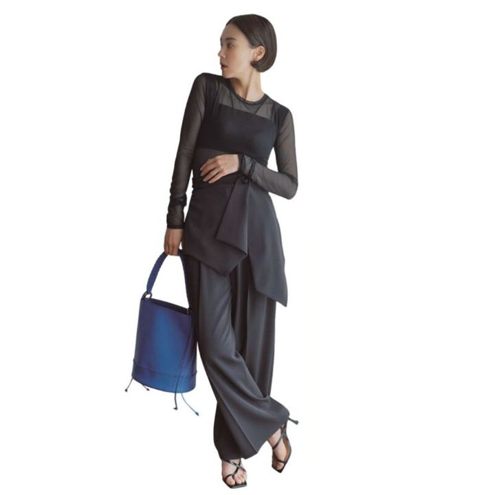 パンツ＆コルセット3万2890円（CIS.／スーツスクエア TOKYO GINZA店） シアーカットソー1万3200円（ナイスナイス モーメント／ショールームリンクス） バッグ5万2800円（リンク）サンダル2万4600円（モリーニ／ハウス バイ ジャック オブ オール トレーズ）