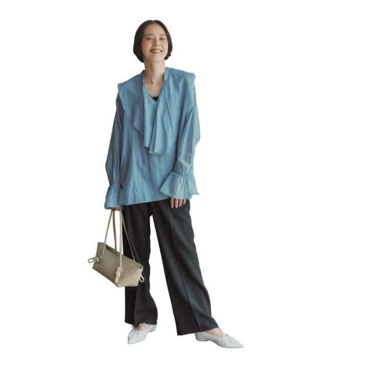 パンツ2万2000円（アンタイトル） ブラウス8800円（エルーラ／アダストリア） バッグ10万6700円（へリュー／ハウス オブ ロータス 二子玉川店） パンプス2万5300円（ダニエラアンドジェマ）