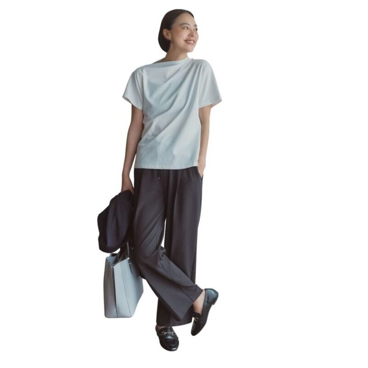 パンツ6589円（ロネル） Tシャツ1万4190円（CIS.／スーツスクエア TOKYO GINZA店）手に持ったジャケット1万8590円（ドゥクラッセ）バッグ4948円（グローブ／ワールドプレスインフォメーション） ローファー7700円（カランシエル／シップス インフォメーションセンター）