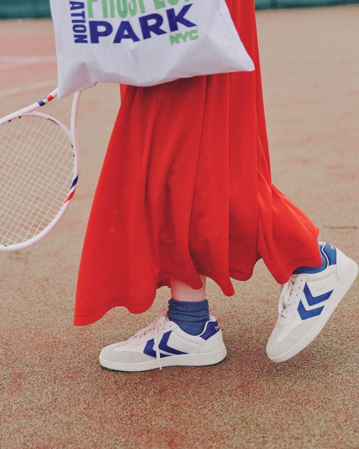 白スニーカーと赤いワンピース。差し色は“ブルー”が正解！【FUDGE dig.｜白スニーカーと5日間のスタイルゲーム。DAY4】