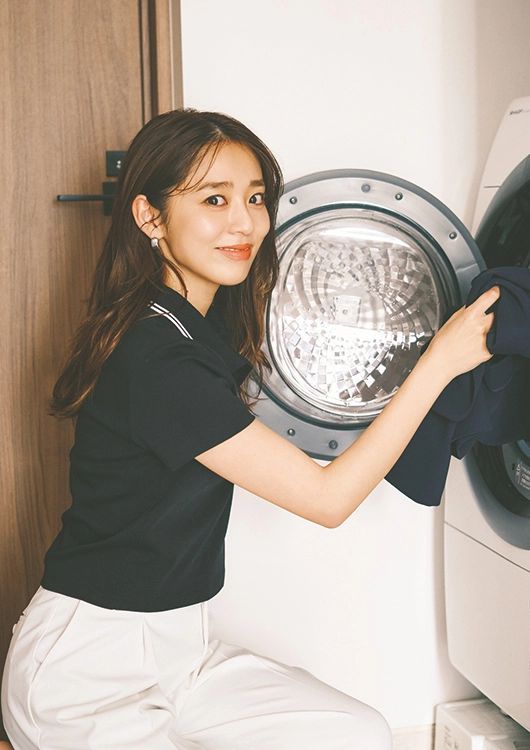 涼感漂う夏のモノトーン通勤コーデ