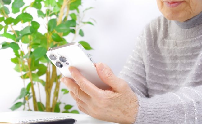 「良いことだけとは限らない！？」高齢の祖母に携帯電話を持たせた結果は【体験談】