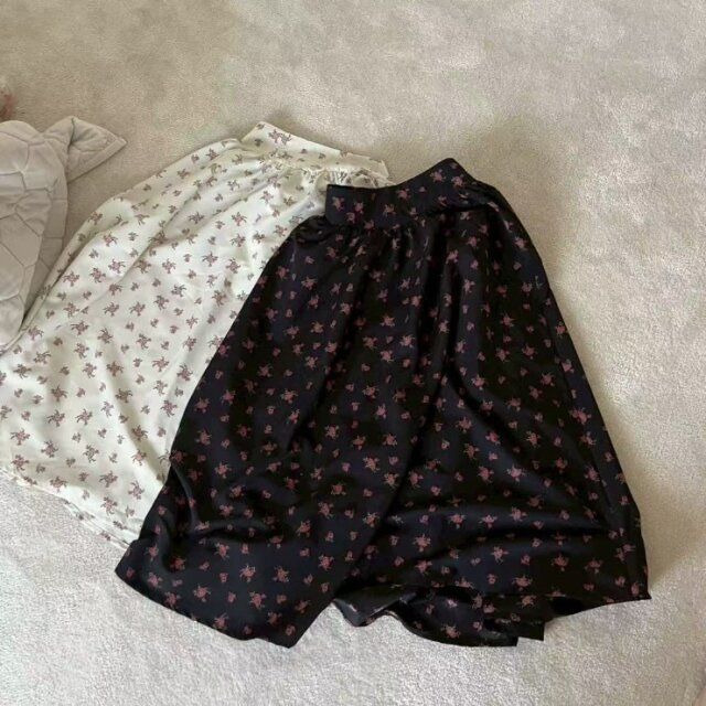 しまむらの花柄フレアスカート