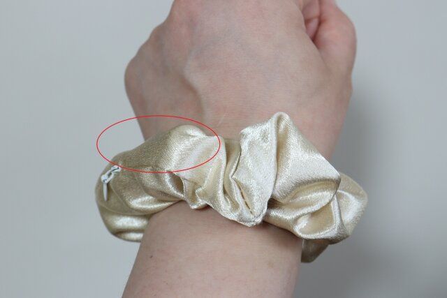 セリア ポケット付きシュシュ ファスナー ポーチ リップ 使用例 着用例