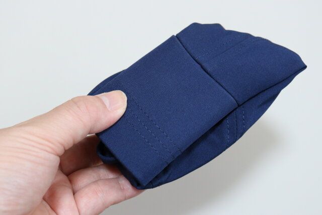 ダイソーのメンズスポーツキャップを折りたたんだ様子