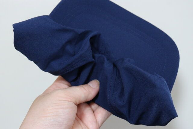 ダイソーのメンズスポーツキャップはコンパクトで持ち運びに便利