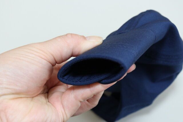 ダイソーのメンズスポーツキャップのつばを折り曲げる