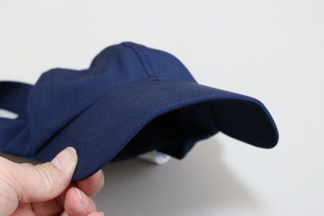 ダイソーのメンズスポーツキャップのつばを癖付け