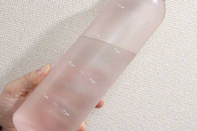 ダイソーのウォーターボトル（マットカラー、タイムマーカー付）5