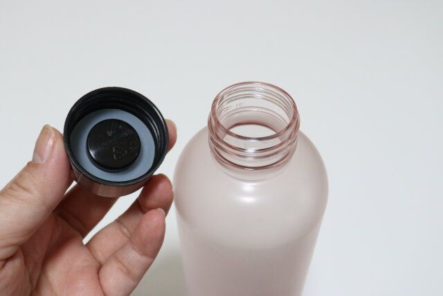 ダイソーのウォーターボトル（マットカラー、タイムマーカー付）7