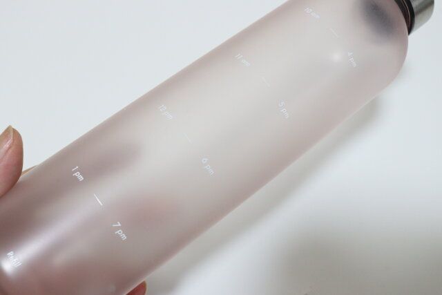 ダイソーのウォーターボトル（マットカラー、タイムマーカー付）3