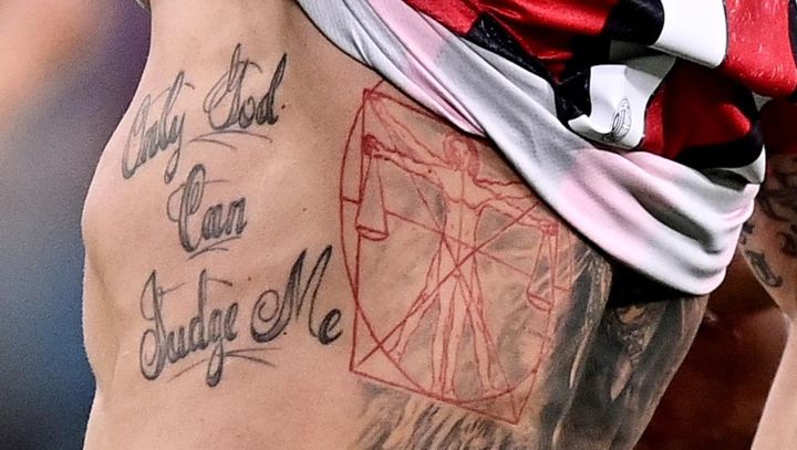 43歳悪童スター、20年前に彫ったタトゥーをレーザーで除去！痛みに叫ぶ様子も公開