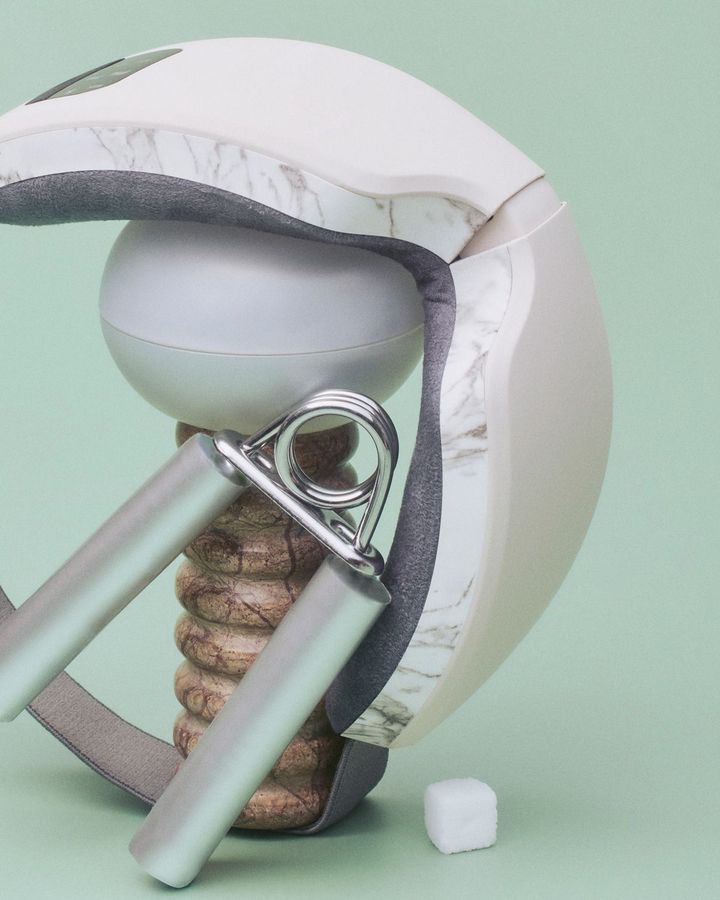 アイマスクの下にあるクリーム B.A グランラグゼ O 50ｇ ¥132,000／POLA（ポーラお客さま相談室 0120-117111）