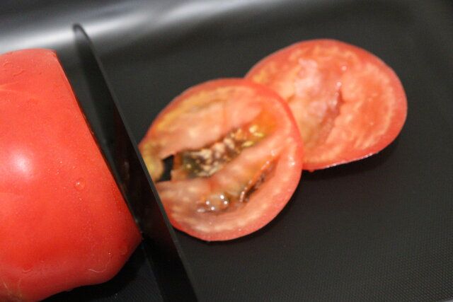 ダイソーのトマトが切れる万能包丁