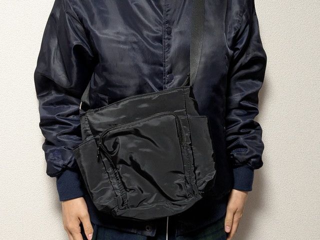 旅を快適にするショルダーバッグ持ったところ