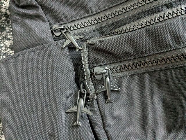 東武トップツアーズショルダーバッグ飛行機のファスナートップ