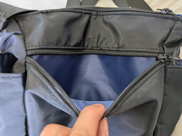 9ポケットショルダーバッグ背面のポケット