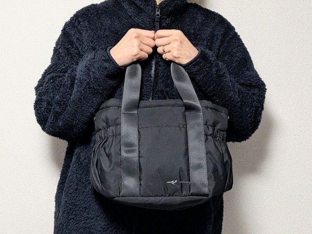 JTB完全監修バッグ手に持ったところ