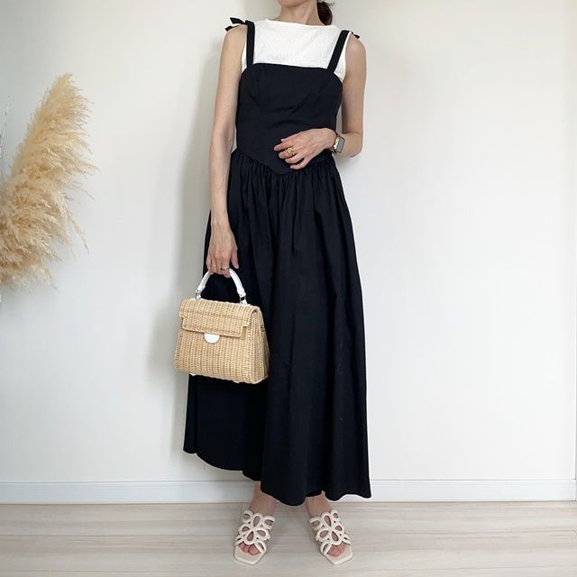 UNIQLOのオフホワイトの「シャーリングボートネックTノースリーブ」