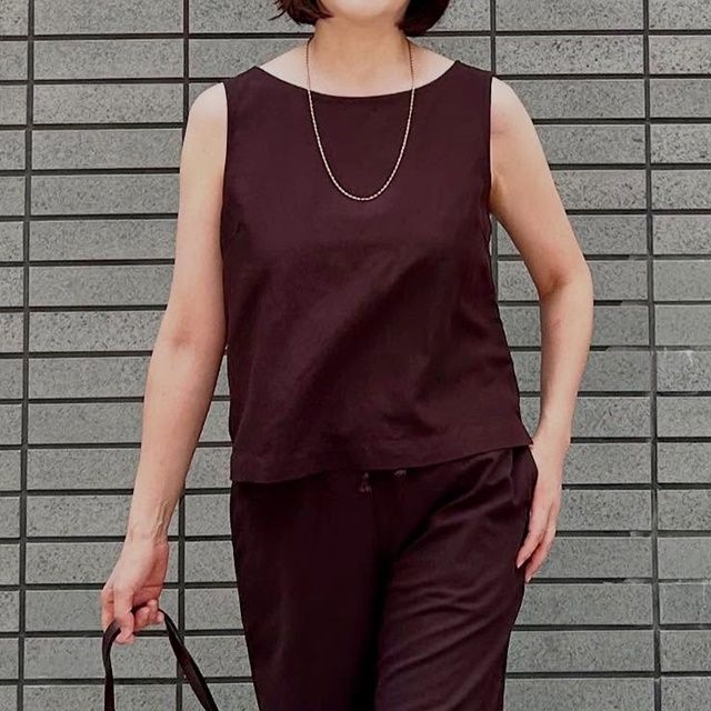 UNIQLOのダークブラウンの「リネンブレンドブラウス/ノースリーブ」