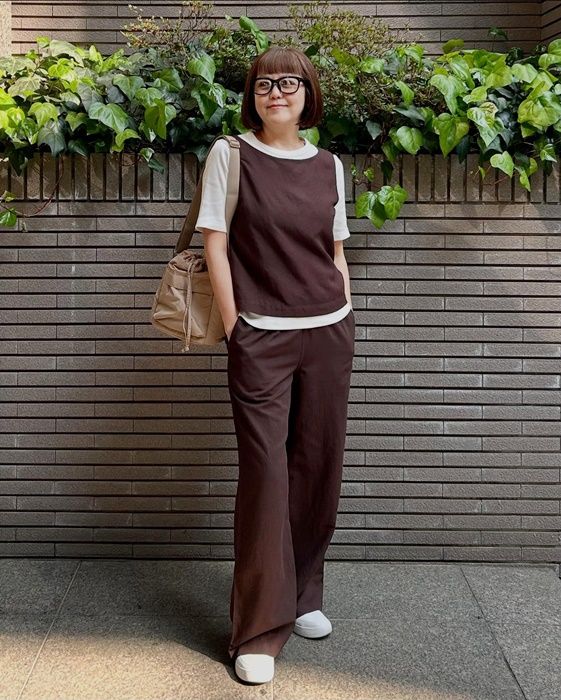 UNIQLOのダークブラウンの「リネンブレンドブラウス/ノースリーブ」