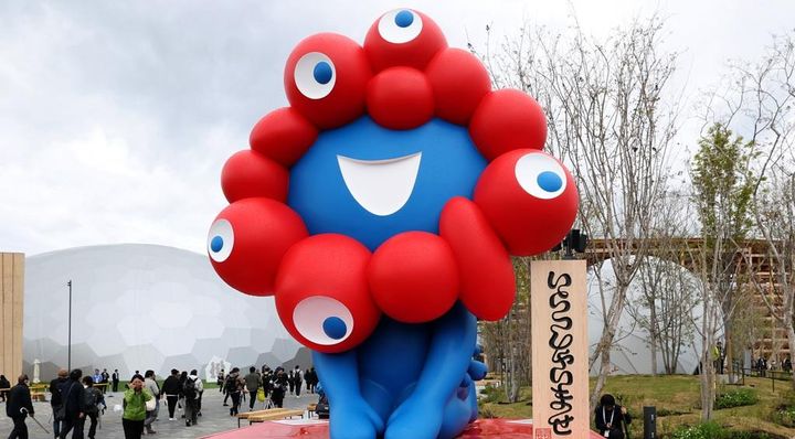 「やばい笑 私も欲しい笑」日本代表FWのモデル妻、万博公式キャラ『ミャクミャク』のパック着用顔を投稿