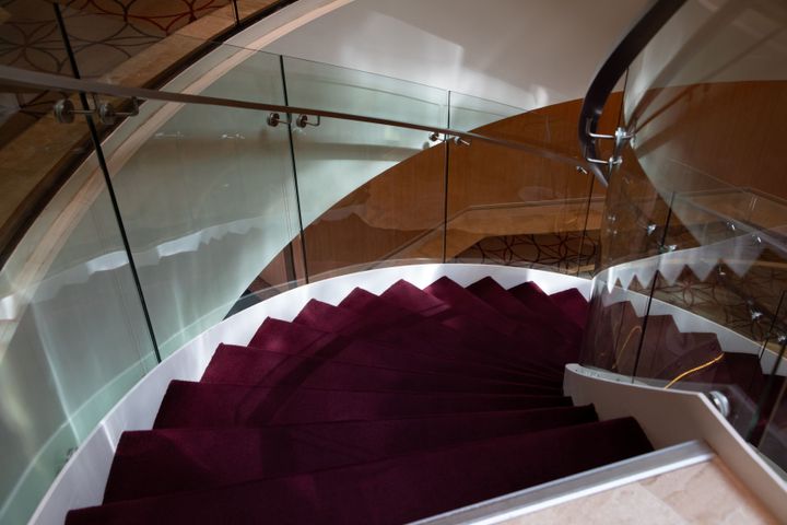 窓から光が差し込む船内の螺旋階段。