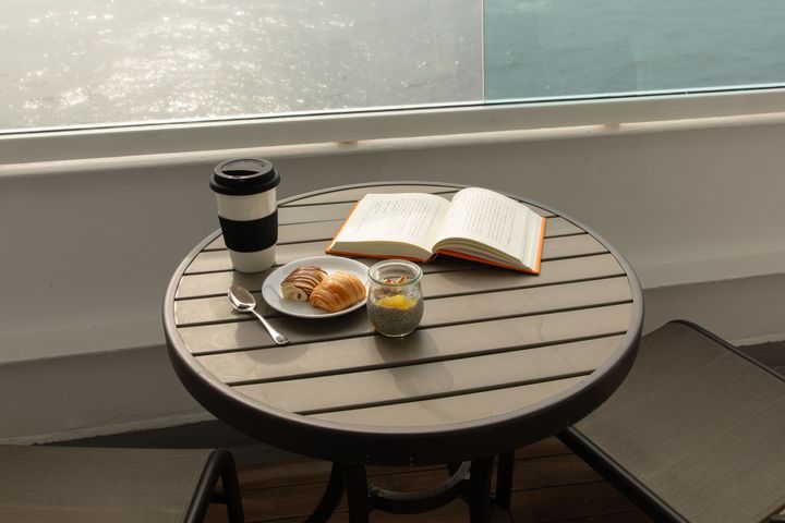 カフェでペイストリーとコーヒーをテイクアウトし、部屋のバルコニーで寛ぐ。