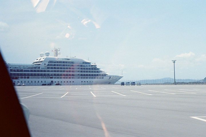 港に停泊する「MITSUI OCEAN FUJI」の様子。