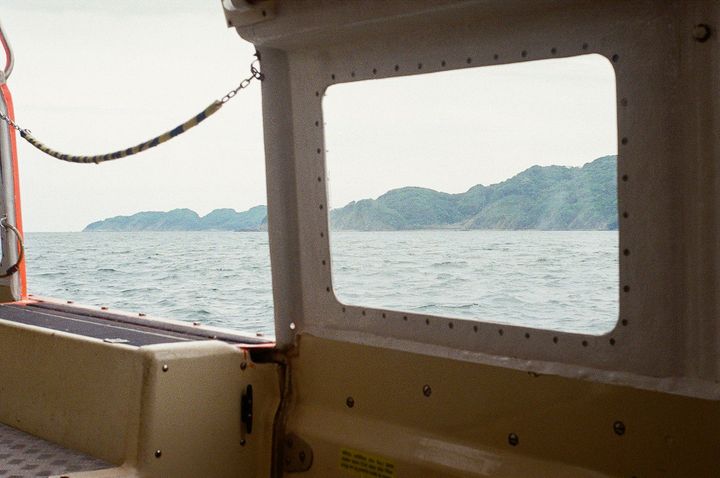 小型船の窓からの景色。