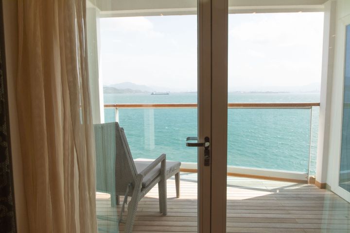 スイートキャビンのバルコニーから眺める海。