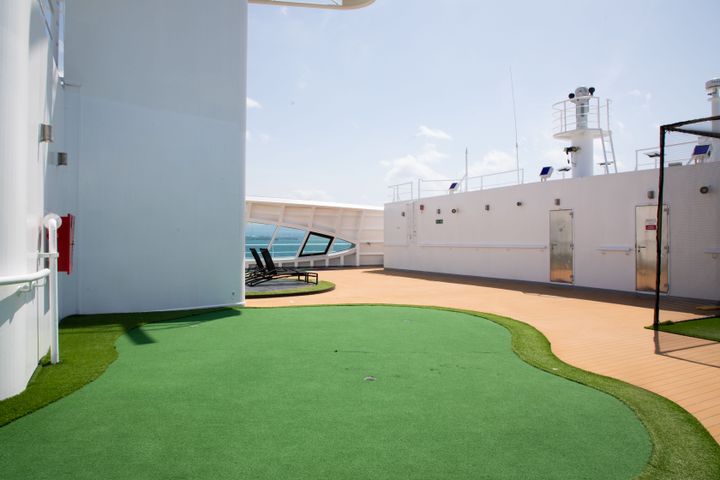 ゴルフパッドや卓球テーブルなども備えた「アクティビティエリア来光」。隣には朝焼けを眺めることができる「サンライズ・デッキ」も。