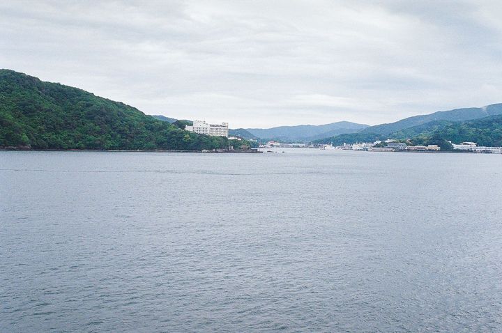 伊勢湾を出て、少しずつ鳥羽港を離れていく景色。