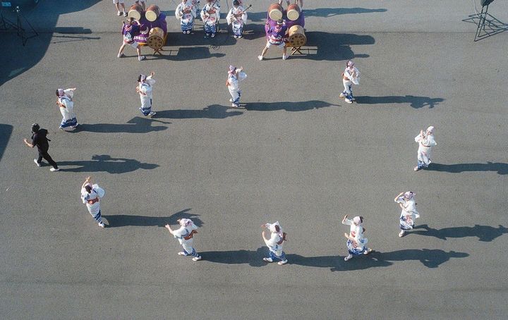 下関港では、地元の方々が郷土芸能の「平家踊り」を披露。