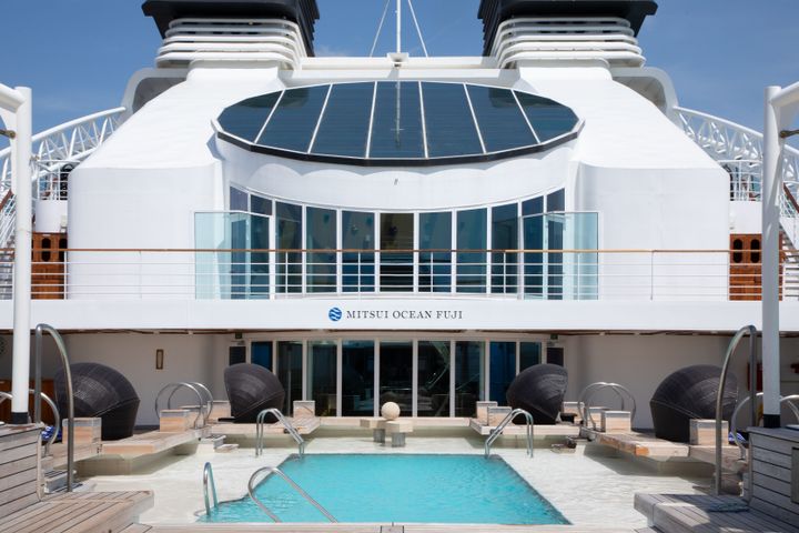 プールや屋外レストラン、バーなどがあるエリア。