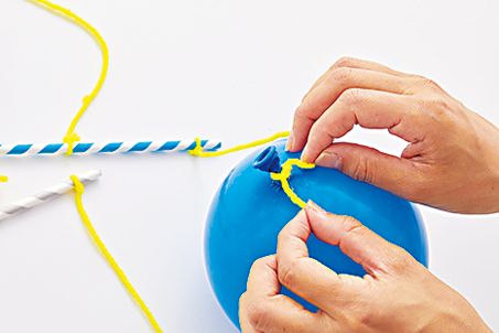 材料は3つ！ 0歳から遊べる育脳おもちゃ「風船モビール」の作り方の画像4