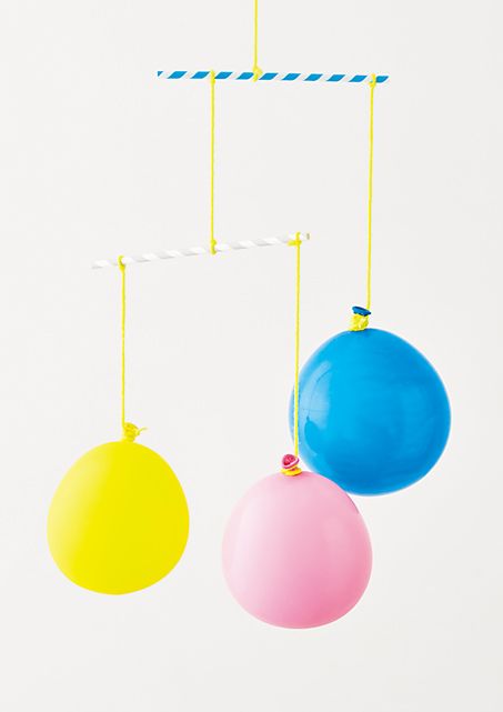 材料は3つ！ 0歳から遊べる育脳おもちゃ「風船モビール」の作り方の画像1