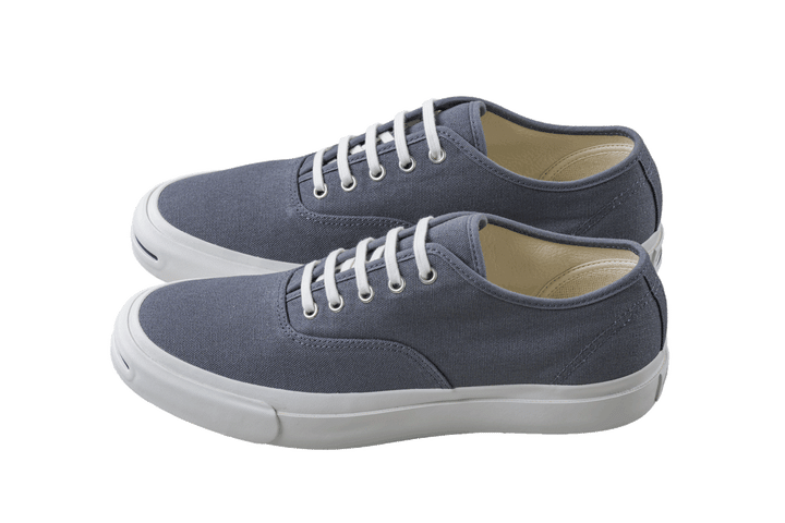 〈コンバース〉のシューズ