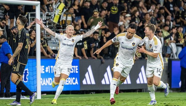 元日本代表主将、世界的GKから“劇的同点弾”で現地ファン歓喜！「さらに4年間延長してください」