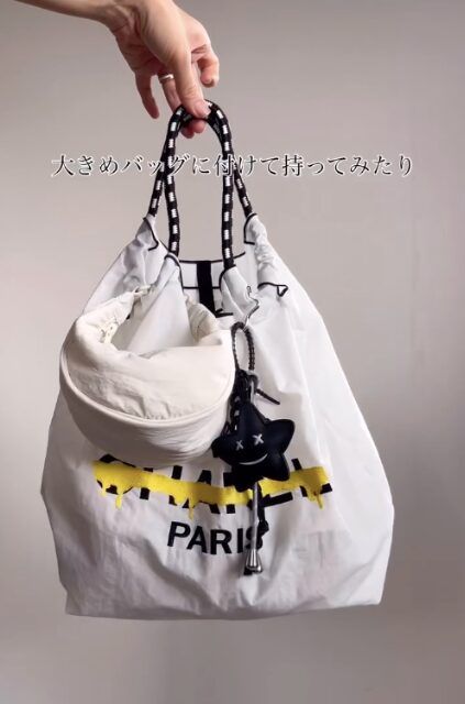 白のラウンドウルトラミニバッグをバッグに付けている