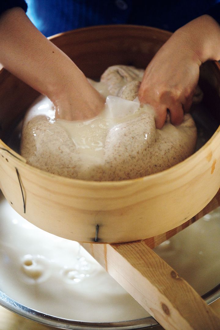 もろみを濾過網にかける。